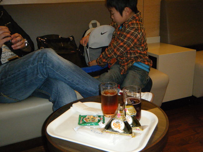 ツアーなので、8時までに旅行会社のカウンターに集合。朝6時13分発のミュースカイでセントレアに向かいます。<br />まず、セントレアについて、携帯電話をレンタルし、旅行会社のカウンターでチケットを貰います。<br />その後、デルタ航空のカウンターが開くまで少し待ちました。カウンターが開いたら、ビジネスクラスカウンターでチェックイン。初めてなのでどきどきしましたが、出国手続きは意外に簡単でした。<br /><br />その後、グローバルラウンジへ行きました。<br />ラウンジは、おにぎり、サンドイッチなどがあり、お酒がたくさんありました。