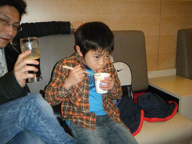 朝8時ですが、ミニカップラーメンを食べています。<br />出発前はいつも食欲旺盛です。<br /><br />パパは朝からビール、私はカクテルを頂きました。