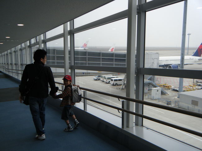 デルタ航空の搭乗口は一番遠く、搭乗前にも検査があります。人により、荷物検査ボディチェックがありました。<br />私はスルー、旦那と子供はしっかり検査を受けてました。