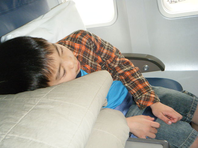 ビジネスクラスなので、枕、ブランケットが置いてありました。<br />乗り物に乗ると、すぐ寝ちゃいます。朝早かったため爆睡です。