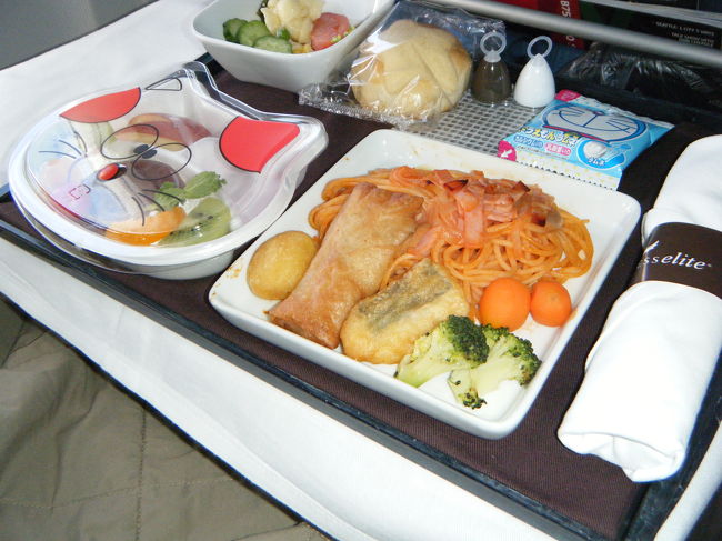 早速、機内食が出ました。<br />これはキッズメニューです。<br />子供は寝ていたため、起こしてもあまり食べませんでした。