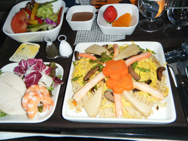 大人のメニュー。<br />カニの炊き込みご飯。<br />前菜のチキン＆野菜に味がなく、塩をかけて食べました。