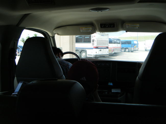 3時間半でグアム空港に到着。<br /><br />到着してから、入国検査までだいぶ歩きました。降りてから検査場までトイレがないため、子供は我慢して大変でした。そして並びました。<br />いよいよ順番が回ってきましたが、すべてのコンピューターがダウン。係員は慌てる訳でもなく、ジュースを飲み鼻歌を歌ってました。しばらくして復旧。荷物を受け取りにいくと、すでにレーンから降ろされていました。<br /><br />ホテルまでは、専用車をお願いしてあり、待たずにホテルへ向かいます。ドライバーさんは、ラジオを聴き、歌を歌い、楽しそうです。<br /><br />