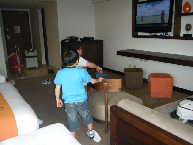 15分ほどでホテル到着。<br /><br />ホテルではフロントではなく、旅行会社のカウンターで鍵を受け取ります。<br /><br />部屋は５階の道路側、部屋からの景色はあまりよくありませんでしたが、少し広いお部屋でした。<br />口コミでもあるように、エアコンの室外機の音がうるさかったです。<br />私は耳栓をして寝ました。旦那と子供は爆睡。