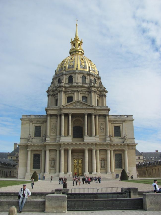 5月1日　2日目<br />5月1日はフランスの祝日メーデーということで、ほとんどの観光スポットや店が休み。前日の夜までそのことに気付いていなかった。この日に行こうと計画していたところはほとんど行けなくて大ショック！<br />ちゃんと調べておくべきだったと反省しました。<br />写真はナポレオンの墓所であるアンヴァリッドここも当然入れず、仕方なく外から写真だけ。