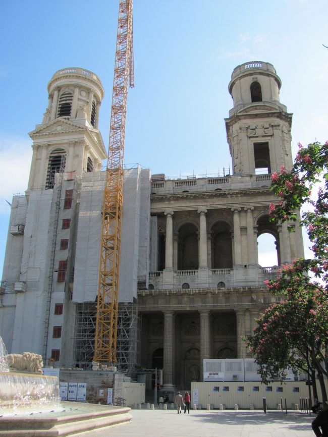 サン・シュルピス教会<br />ここも修理中。内部も修理してました。