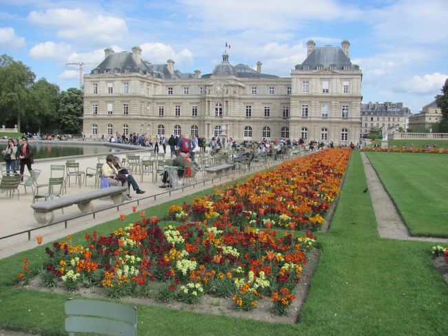 リュクサンブール公園<br />色々な花も咲いていてきれいな公園でした。<br />この日はあんまり行くところもなく、天気も良かったのでパリ市民にまじって一休みしました。