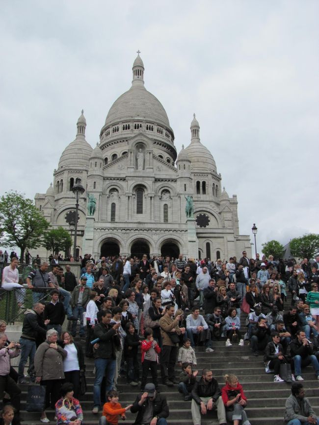 モンマルトルのサクレ・クール聖堂<br />パリの他のどのスポットより人がいっぱい。内部を見学するのも苦労しました。<br />人気スポットのなのか他が休みのため人が多かったのかどうなんでしょう？<br />