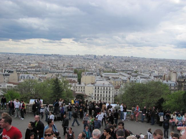 モンマルトルからのパリ市内の眺め<br />午前中は天気良かったのに、あっという間に曇ってきました。<br />高台にあるので景色は良いのですが、角度的にパリの主要な観光スポットは見えません。