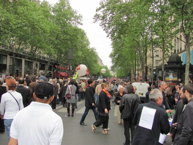 オペラ大通りが歩行者天国になっていたので何かイベントがあるのかなと思っていたら、メーデーのデモ行進でした。<br />がっかり。