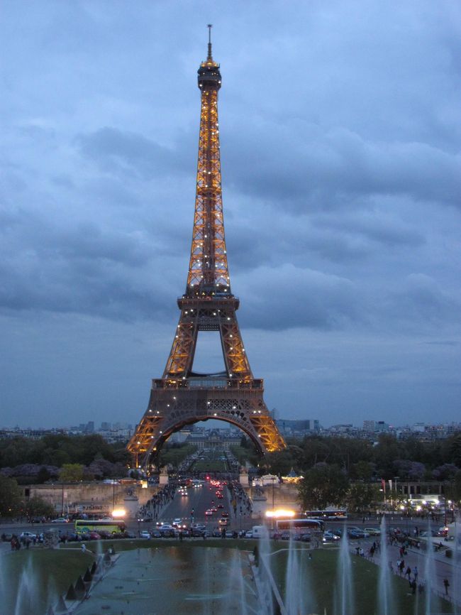 午後9時頃のエッフェル塔<br />この日は昼間体力を蓄えて夜景の撮影にチャレンジ。でもかなり寒かったので、一つのスポットで長時間は待てませんでした。<br />
