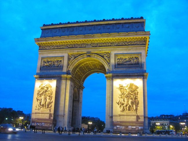 午後9時30分頃の凱旋門<br />まだ完全に暗くはなっていなかったけど、これはこれできれいでした。