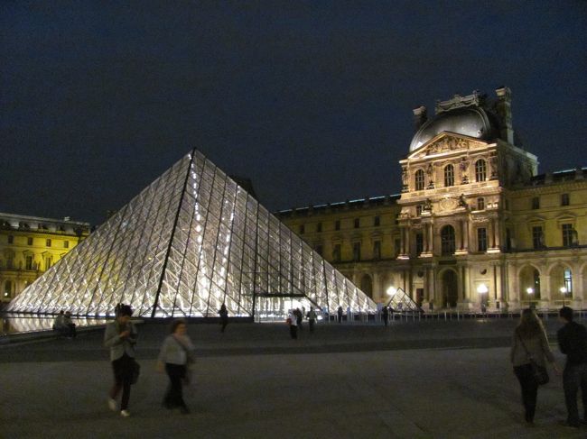 午後10時頃のルーブル美術館<br />ようやく完全に暗くなりました。