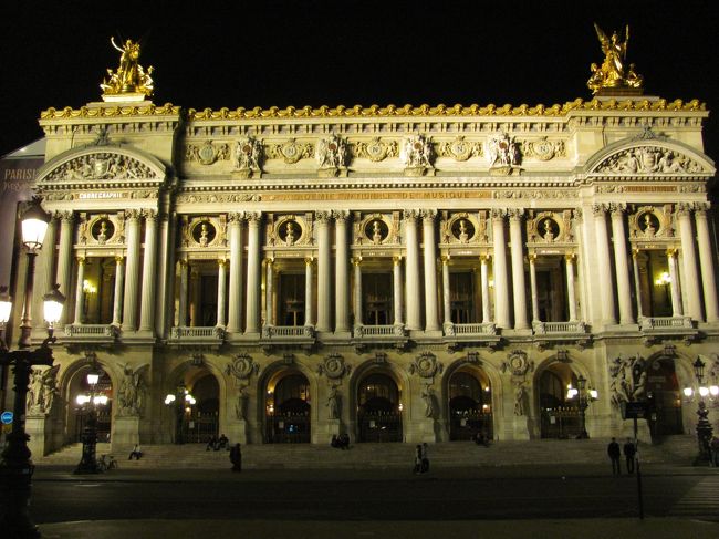 パレ･ガルニエ<br />夜のほうが雰囲気ありますね。