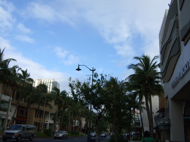 ハワイに上陸して初めての朝。<br />少し天気が悪くなりそう？？<br />でも青空！！<br />アラモアナセンターよりザ・バスに乗るのでひたすら歩きます。<br /><br />早朝ですが、ウォーキングをする人、散歩をする人、ジョギングをする人…たくさんいます。