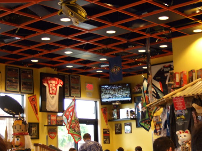 20分くらいで入店できました。<br />写真は店内の様子です。<br />移転して新しいので綺麗です。<br /><br />ラグビーチームのユニフォームがたくさん飾ってありました。<br /><br />