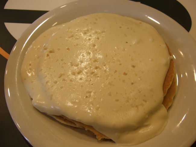 マカダミアナッツのパンケーキです。<br />バナナのもありましたが、私たちは普通のパンケーキのにしました。<br /><br />写真で見ると結構ヘビーな感じですがとても軽い！<br />パンケーキ3枚重なってるんです。だけどほんとに軽い。<br />そしてめちゃくちゃおいしいです。<br />ハワイでパンケーキをいろいろ食べましたが、文句なしの1位です。<br />カイルアへ足を運ぶ価値あります！！<br /><br />10月も間違いなく行きます。<br />