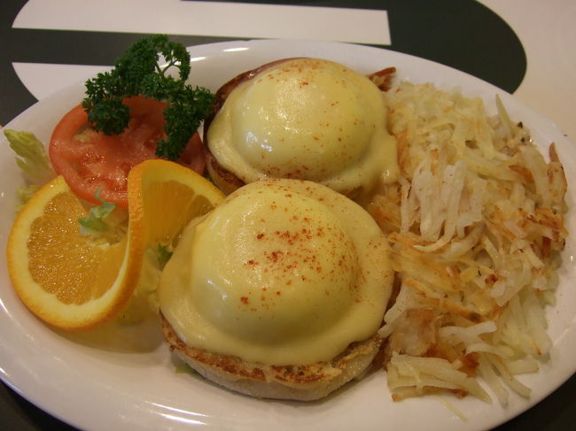 こちらはエッグベネディクト。<br />これもおいしい！！卵とろ〜り！！<br />これがエッグベネディクトかぁ〜なんて思いながら食べました。<br />日本にいる時からマカダミアのパンケーキとエッグベネディクトを頼もうと決めていましたが大正解！！<br />この二品を2人でシェアしました。<br /><br />さすがに少し苦しかったですが、ほんとにほんとにおいしかったです！！！！<br /><br />お店に来ているお客さんのほとんどがマカダミアナッツのパンケーキをオーダーしていました。