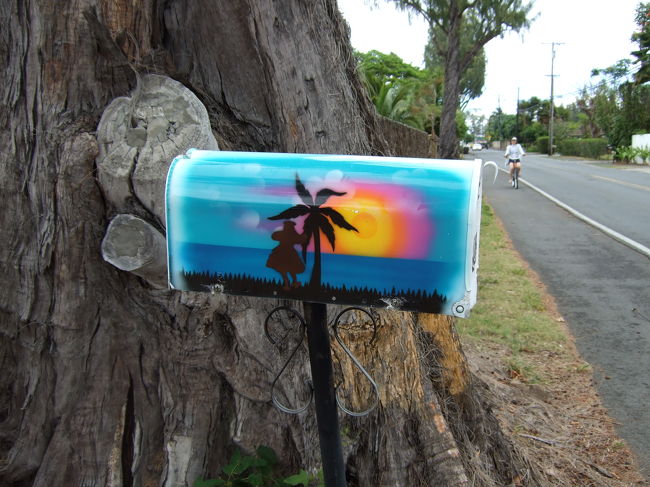お腹も膨らませ、いざビーチへ！！！<br />とりあえずカイルアビーチパークへ向かいます。<br /><br />すごくお腹が苦しくて『苦しー苦しー』と連呼しながらひたすら歩きます！！<br /><br />歩いている途中に見つけた郵便箱。<br />普通のお宅の郵便箱なんですが、すごくかわいくて思わず撮ってしまいました。<br />