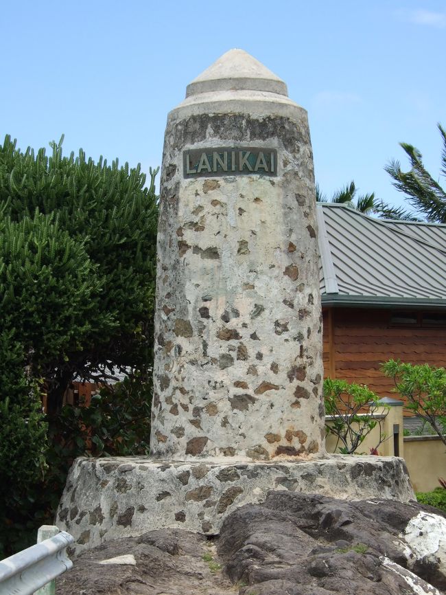 カイルアビーチを越え、坂を上ると写真の石像？があります。<br />海沿いなので風はありますが…日差しがきつい！！<br /><br />ビーチへの入り口は住宅の間の小道なのでまだまだ歩きます！