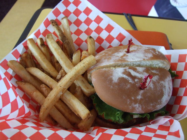 ハンバーガーです。<br />一番小さいサイズですが、結構大きいです。<br />でもお腹がすいていたらこのサイズなら一人1つ完食できる気がしなくもないです。<br /><br />お味は…めちゃくちゃ私好みです（笑）<br />私は肉が嫌いなんで、ニクニクしかったらどうしようかと思っていましたが、ミディアムっぽい焼き加減なのにまったく！！<br />うまい…うまい！！<br />テリという味も合ったので、そっちもおいしそう。<br />次回はテリの方に挑戦したいです。<br /><br />ポテトもうまい！！<br />皮ごと使ってます。<br /><br />気がつくと店内は混み合っていました。<br /><br />