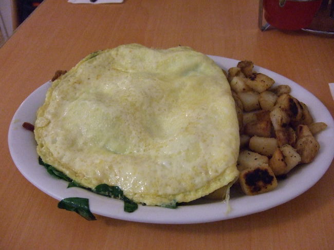 ほうれん草とベーコンのオムレツ。<br />まず…でかいです。。<br />味は…おいしいけど…う〜ん？？？？？<br />たしかにおいしいんだけど…