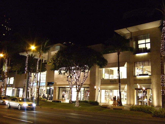 夕食後、ワイキキ界隈で買い物します。<br /><br />と言いますのも、ワタクシ、ほとんど日本から服を持って行っておりません（笑）！！<br />なので次の日着る服がございません！！！<br />自転車操業です！！<br /><br />と言う事で、この後は明日着る服を買いに奔走したのでした。