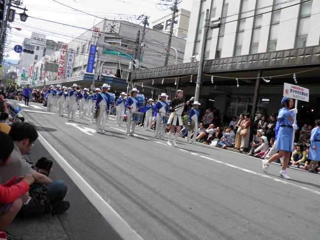 初めは吹奏楽隊が何組か続きます。<br /><br />これは泉中学校の吹奏楽部のようです。