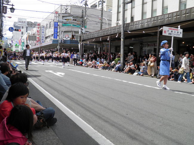 続いて片浦小学校金管バンドクラブです。<br /><br />プラカードを持った子と本隊が離れているので、本隊が良く見えませんね(^_^;)