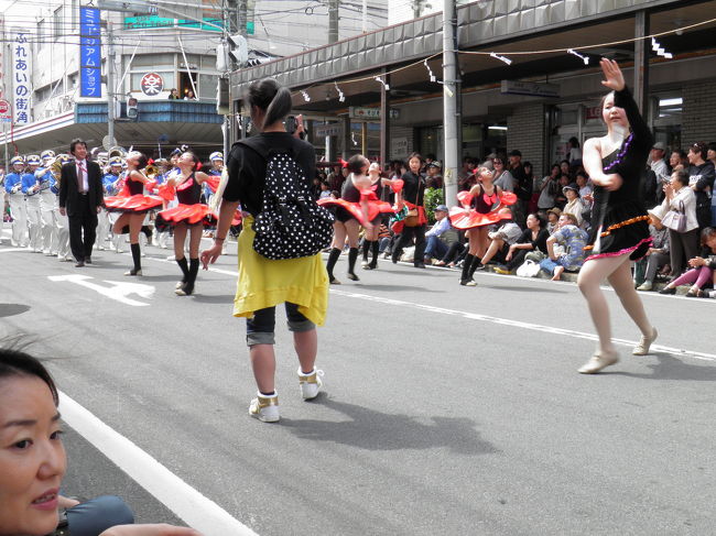 この辺もバトンチームでしょうね。<br /><br />横浜と比べて道幅が狭いせいもあるのでしょうが、付き添いの人たちが結構目立ってました。