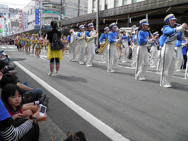 吹奏楽部の後ろにさらにバトンチームが続いています。