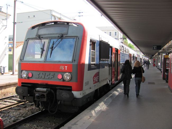 ヴェルサイユまではＰＥＲのＣ線で約30分。電車は１時間に２本だけです。