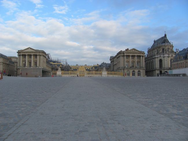 宮殿には９時から入場開始です。人気の観光スポットで入場するのに時間がかかるとのことでしたので、８時頃に到着したら、まだ誰もいませんでした。