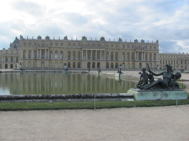 宮殿の入場開始前でも庭園には入場できました。この日は日曜日で大噴水祭があったので、庭園に入場するのに宮殿とは別途８ユーロかかりましたが、この時間帯は無料で入場できます。