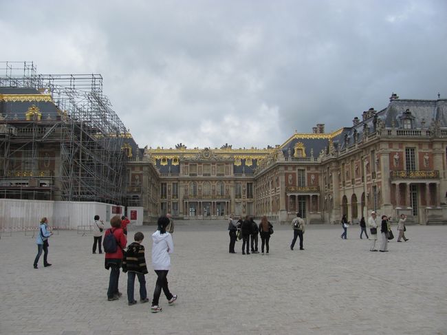 ミュージアム・パスを持っていて、入場開始10分前から入場ゲートに並んでいたので、ほとんど待たずに入場できました。<br />チケットを持っていないとまずチケット売り場に並び、その後入場ゲートに並ぶことになるので事前にチケットは購入しておいた方が絶対に良いです。