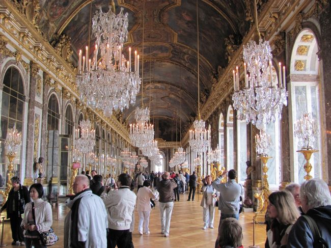 有名な鏡の回廊、これ以外の部屋もやたらと豪華でした。