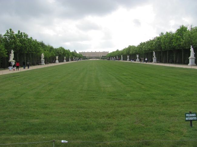 宮殿の見学は約50分くらいで終了し、再度庭園に入場。宮殿からアポロンの泉まで歩くだけでも疲れました。広くて整然としているんだけど、全然花とか咲いてなかったです。リュクサンブール公園の方がきれいだった。