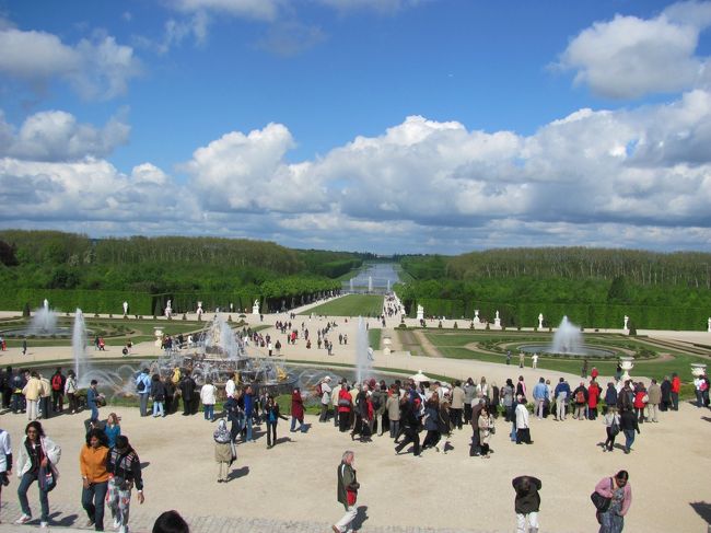 大噴水祭の開催中の庭園。<br />大噴水祭という名前なので何かもっと仕掛けがあるのかと思っていたら、単に噴水から水が出るだけのものでした。<br />これで８ユーロは正直微妙。
