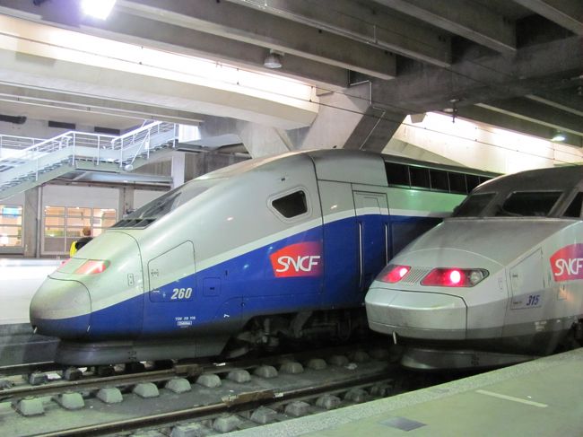 ヴェルサイユからパリにもどり、モンパルナスで昼食にガレットを食べ、いよいよ今回の旅の最大の目的地モンサンミッシェルに出発です。<br />14時05分にモンパルナスを出発、これに乗らないとレンヌ発モンサンミッシェル行きの最終バスに間に合いません。