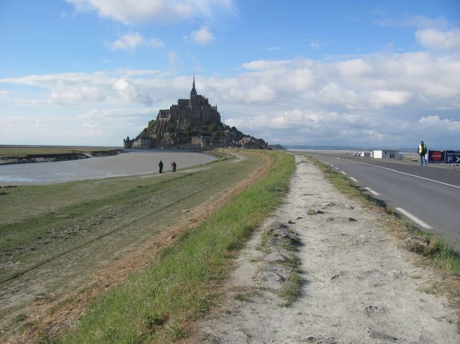 パリからおよそ４時間、ようやくモンサンミッシェルが見えてきました。<br />なんか思った以上に道が邪魔！海の水も少ない！<br />この時期がたまたまそうだったのかどうなのか。<br />この日は21時頃に満潮になるので危険ということでしたが、少ししか水位も上がりませんでした。