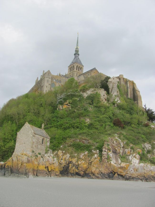 干潟は危険なので入るなの看板がありましたが、ちょっとだけ歩いてみました。<br />靴が汚れることも覚悟していたのですが、全然でした。陸地化が進んでいるのでしょうね。<br />ガイドブックには島の周囲の砂を取り除く工事が実施しているとの記述がありましたが、全然そんな様子はありませんでした。