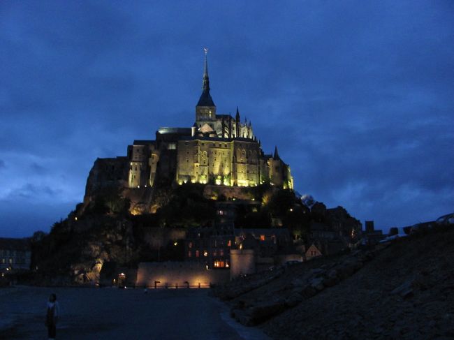 夜景が見たかったので暗くなるまで待っていたのですが、パリよりもさらに暗くなるのが遅い。<br />外は風も強くとても寒かったので、あまり長時間は外にいられませんでした。<br />午後9時30分頃ようやく暗くなってきて、念願の夜景を見ることがきました。