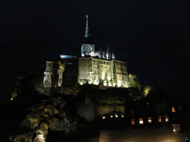 モンサンミッシェルはパリから日帰りのツアーで訪問する人が多いようですが、夜景も見ることができ、訪問者の少ない時間に修道院を見学することができるので、一泊した方が絶対に良いと思います。