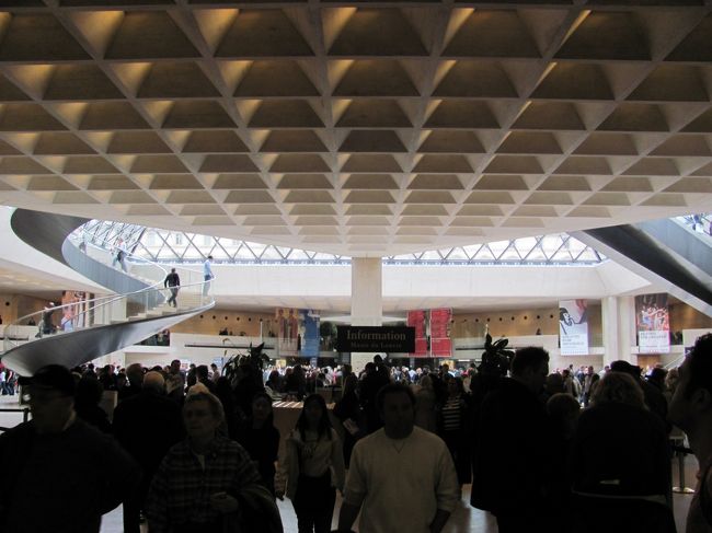 パリにもどってきてルーブル美術館の入口です。地下鉄の駅から直接入場しました。<br />そんなに並ぶことなく入場することができました。