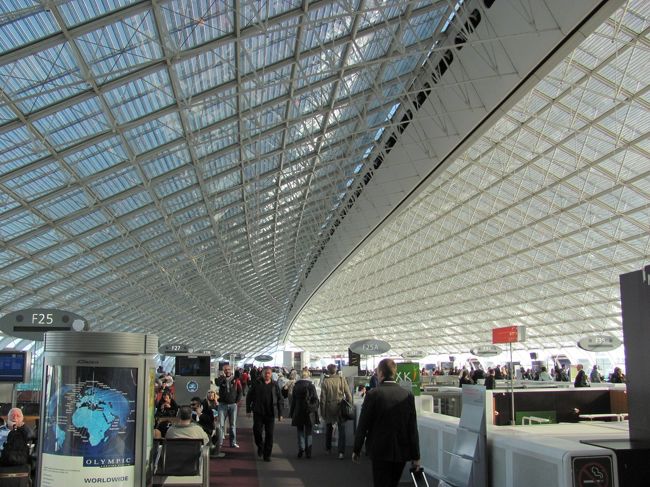 ＣＤＧ空港ターミナル２Ｆ出発ロビー<br />ターミナルがいくつか分かれているせいかお土産を買えるような店が少なかったです。<br />バラマキするならモノプリで販売している、パッケージにパリの観光スポットの絵柄がプリントされたチョコレートがお勧めです。