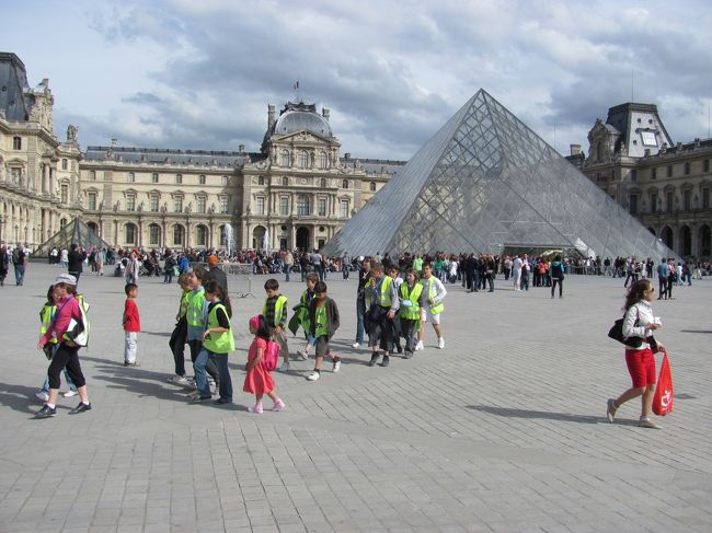 ルーヴル美術館外観<br />入場した日とは、別の日に撮ったものですが一応。