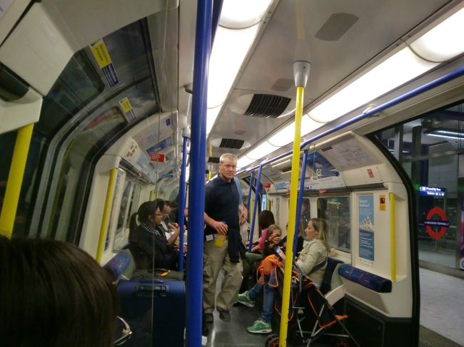 ホテルまで１時間かかったが、オイスターカードを利用すると、料金は４ポンド程度とリーズナブル。<br />（地下鉄の車両は日本より一回り小さめ）