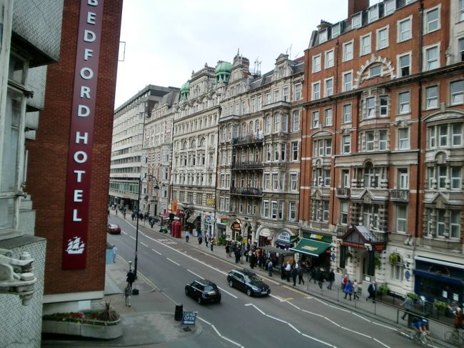 大英博物館そばのホテルに滞在。<br />窓から表通りの景色だが、ロンドンの平均的な街並みに感じられた。