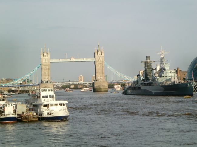 地下鉄でテムズ川に行き川沿いのプロムナードを散策した。<br />テムズ川を跨ぐタワーブリッジ。<br />１９世紀末に建造され、１００有余年の歴史を持つ。<br />大型船が航行するときは、ゲートが上がる。