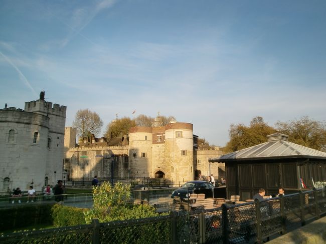 タワーブリッジ近くにあるロンドン塔。<br />１１世紀に建てられ世界遺産に登録されている。王侯貴族や国逆賊犯の牢獄や処刑にも使われたという血なまぐさい歴史を持つ。<br />（時間外なので、入場できなかった）